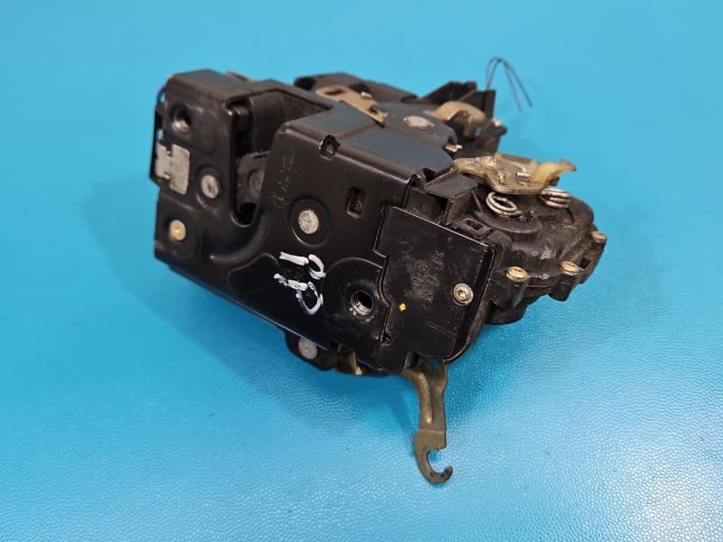 Zamek przód prawy Seat Leon I Toledo II EUROPA Brak nr. 8PIN