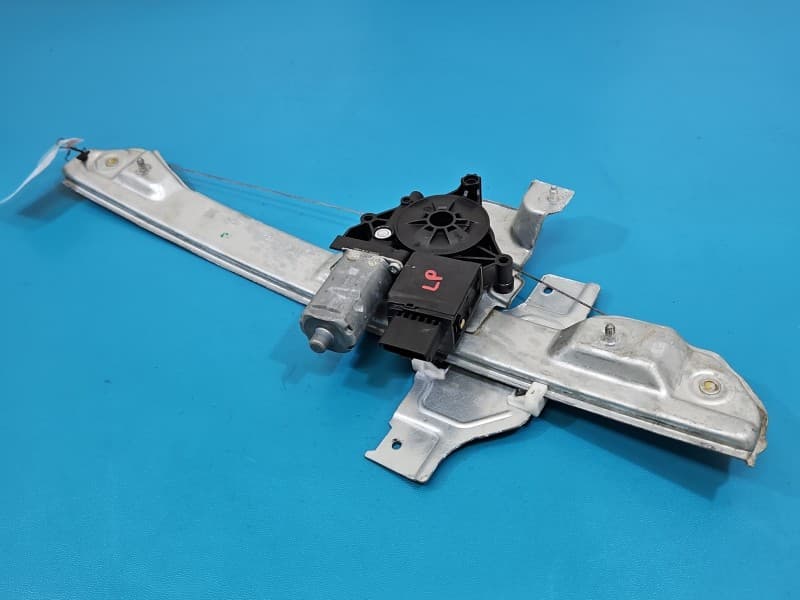 Podnośnik przód lewy SZYBY WINDA 9819905580 Peugeot 2008 I 13-19 Pęknięcie przy mechanizmie podnoszenia mocującej szybę 5d HB