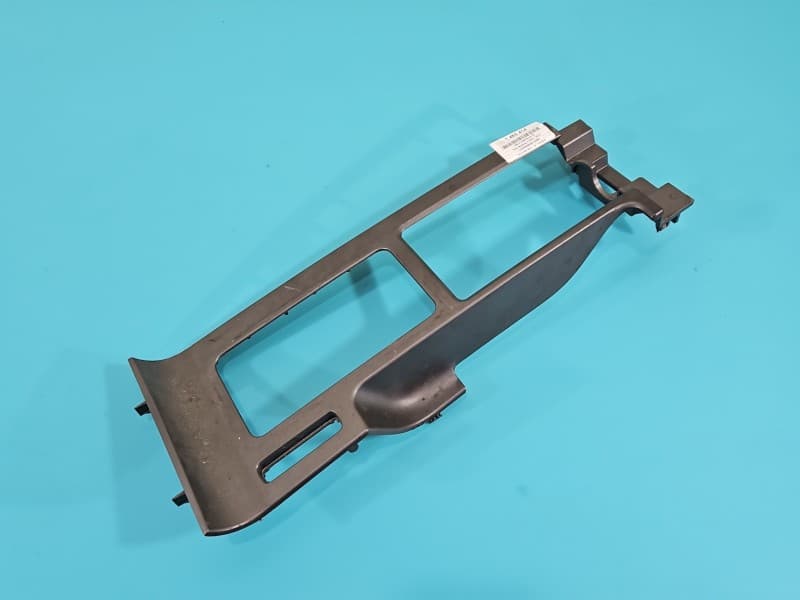 Osłona ZAŚLEPKA PLASTIK Ramka środkowa kokpitu, Uszkodzony kołek mocujący Ford Mustang V 04-14 AR3-63045B44