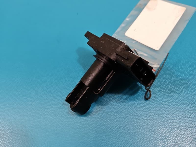 Przepływomierz Toyota Avensis II T25 2,0 vvti 5-PIN 22204-0J010 MB197400-3010