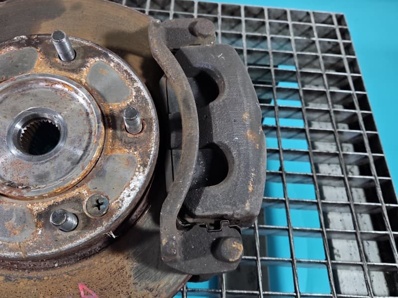 Zacisk przód prawy Kia Sorento I 03-09 3,3 V6 G6DB