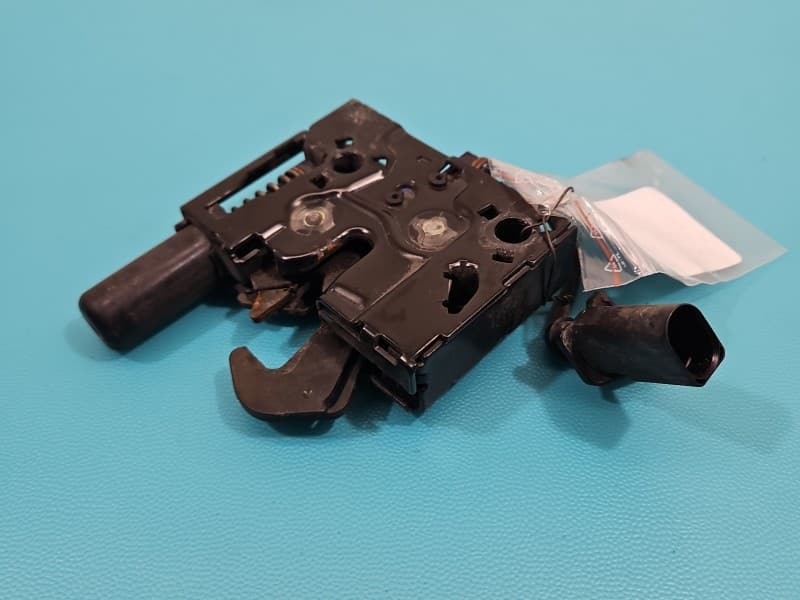 Zamek maski 2pin. Prawy Skoda Superb III 3V0823509B
