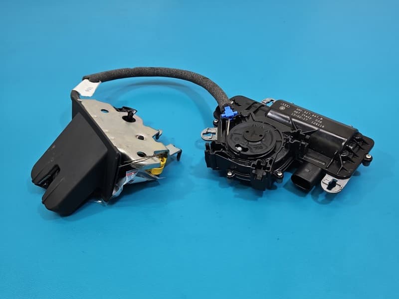 Zamek klapy tył AUDI Q7 II 4M HB Z dociągiem. 4+5pin 4M0827887B 4M0827506D