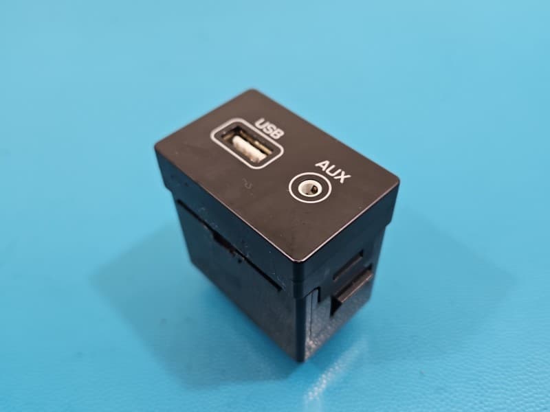Gniazdo USB Hyundai Santa Fe III 12–18 96121-2W060 MB1608160260