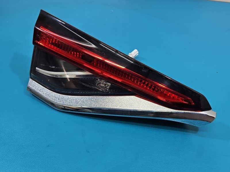 Lampa tył lewa klapy Toyota Corolla E21 19- sedan EUROPA 81590-02C20