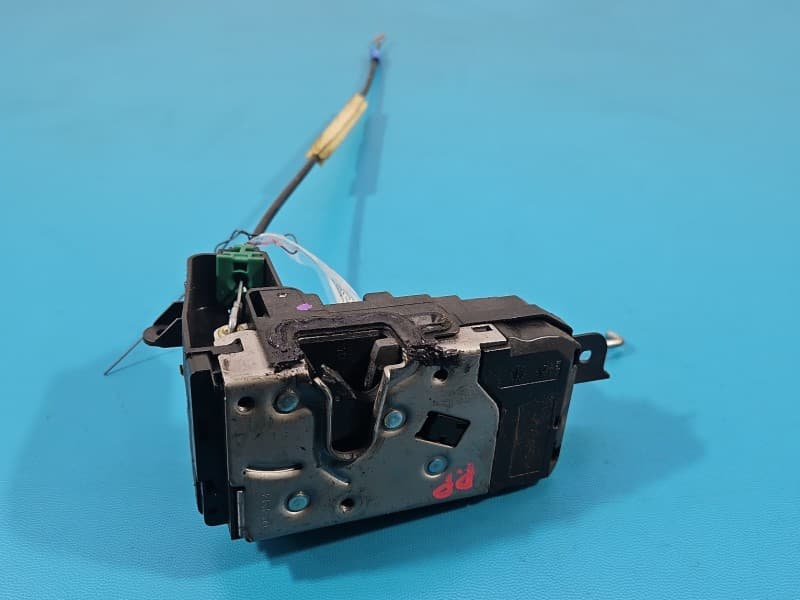 Zamek przód prawy Opel Zafira B EUROPA 4pin 13210749