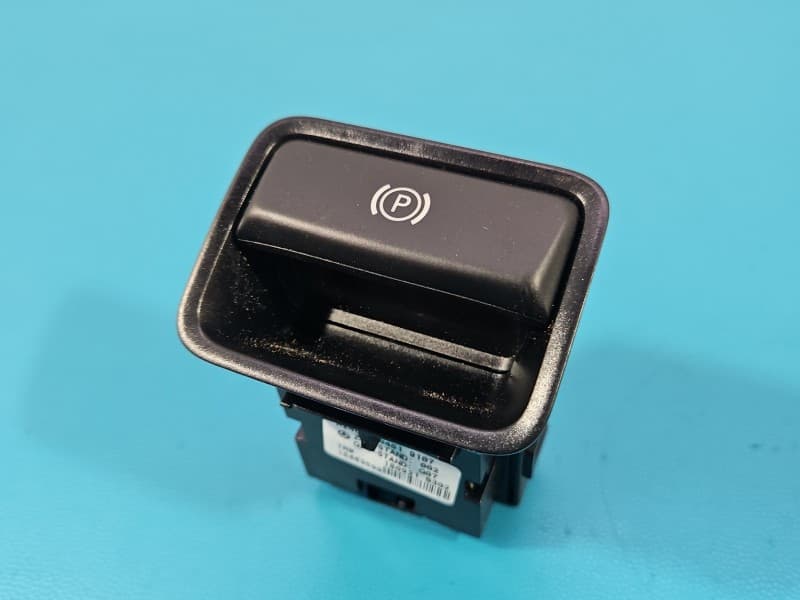 Przełącznik hamulca ręcznego INFINITI QX30 H15 16-19 A2469050451