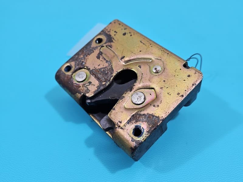 Zamek klapy tył Ford Maverick II 01-07 HB 2 PIN 2L847843102AA 7843102