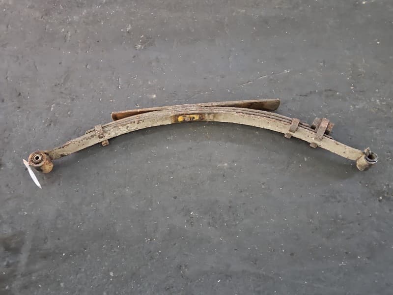 Resor tył tylny Nissan Serena