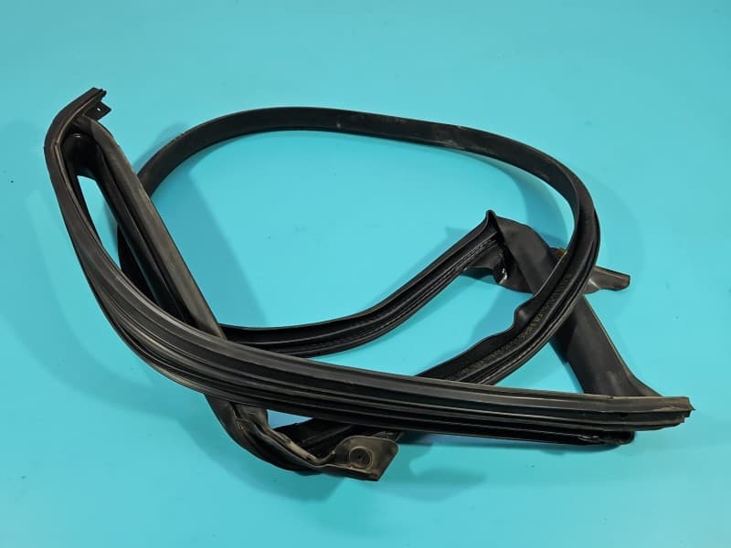 Uszczelka drzwi tył prawa Tesla Model 3 17- 1090499/500/511/510-00-K 1090499-00-K 1090500-00-K 1090511-00-K 1090510-00-K