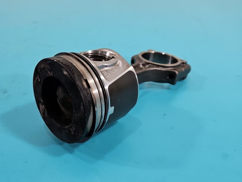 Tłok Nissan Qashqai II J11 13-21 1,6 dci R9MA410 131KM