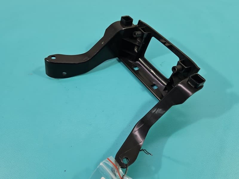 Osłona ZAŚLEPKA PLASTIK ŚRODKOWY WSPORNIK ( TUNELU) Volvo V90 31389957