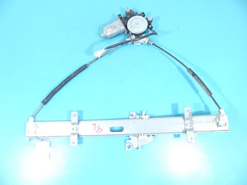 Podnośnik przód lewy SZYBY WINDA 83460-65D00 Suzuki Grand Vitara I 2pin , pęknięty plastik od mocowania szyby 3d HB