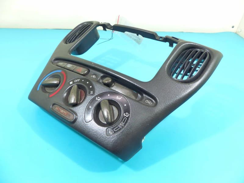 Konsola panel nawiewu Toyota Yaris verso 758277