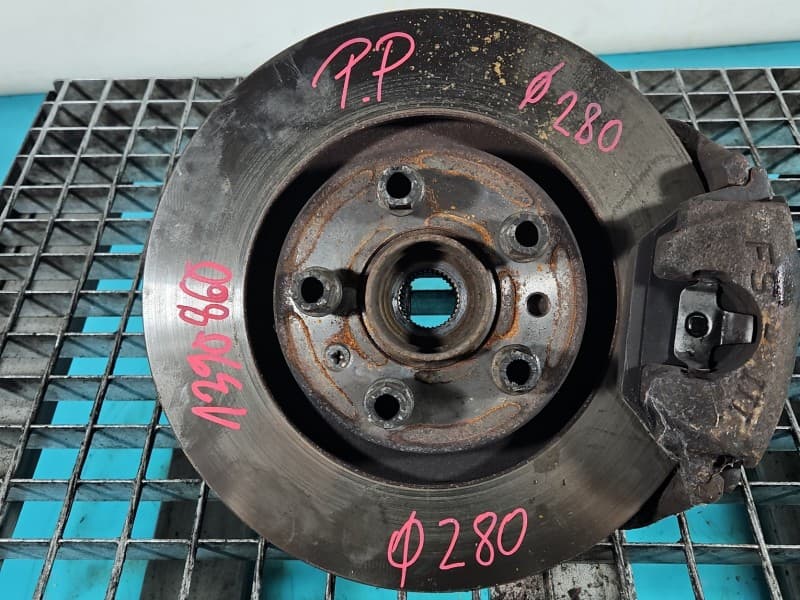 Zwrotnica prawa piasta przód 2,0 8V wiel AQY Vw New Beetle 98-