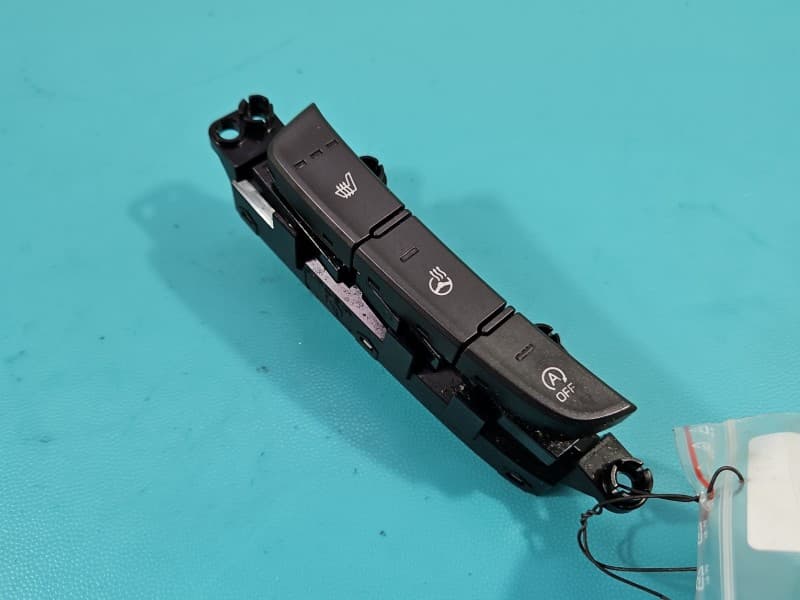 Przełącznik PODGRZEWANIE FOTELA LP Hyundai Kona I 93300J9BC0