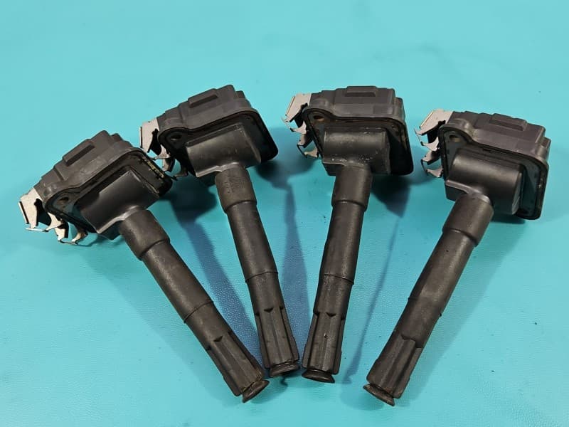 Cewka zapłonowa Audi A8 D2 3,7 V8 4 sztuki, komplet, uszkodzona osłona gumowa 058905105