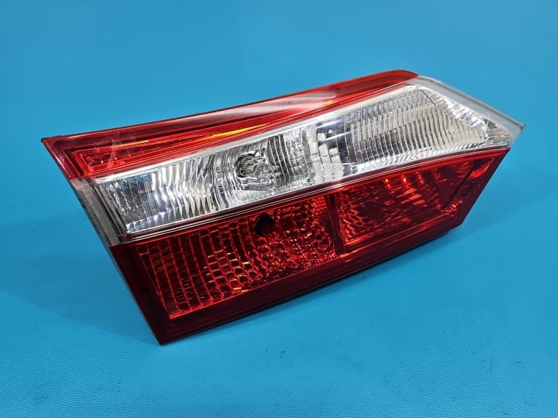Lampa tył lewa klapy Toyota Corolla E16 E18 13- sedan EUROPA 81590-02530