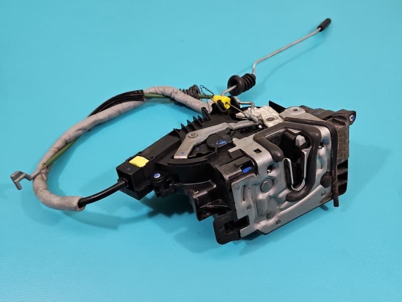 Zamek przód prawy Mercedes W205 EUROPA 4pin A0997201800