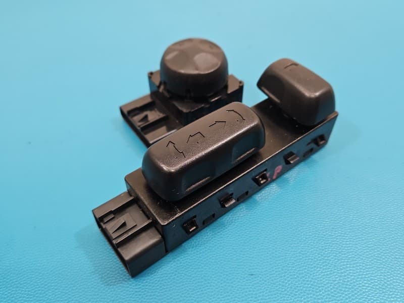 Przełącznik Regulacji fotela kierowcy / 2szt / Lewy przód Hyundai Santa Fe III 12–18 2250008
