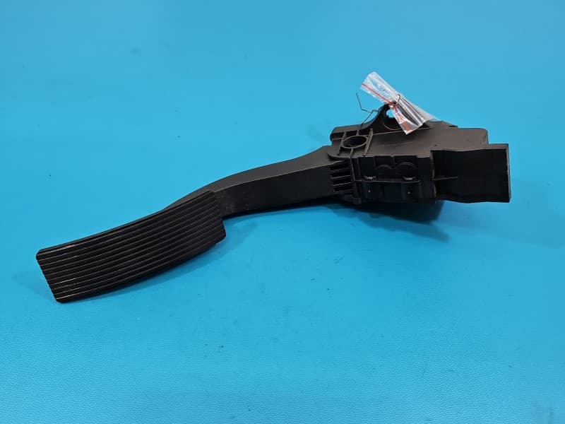 Pedał gazu potencjometr INFINITI QX30 H15 16-19 2,0 T A2463001404