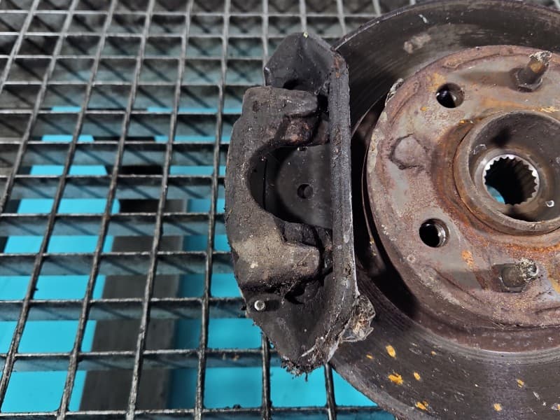 Zacisk przód lewy Fiat Panda II 1,2 8V