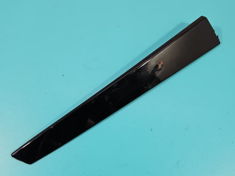 listwa nadwozia Skoda Fabia IV 827932A tylnej klapy prawa RYSY