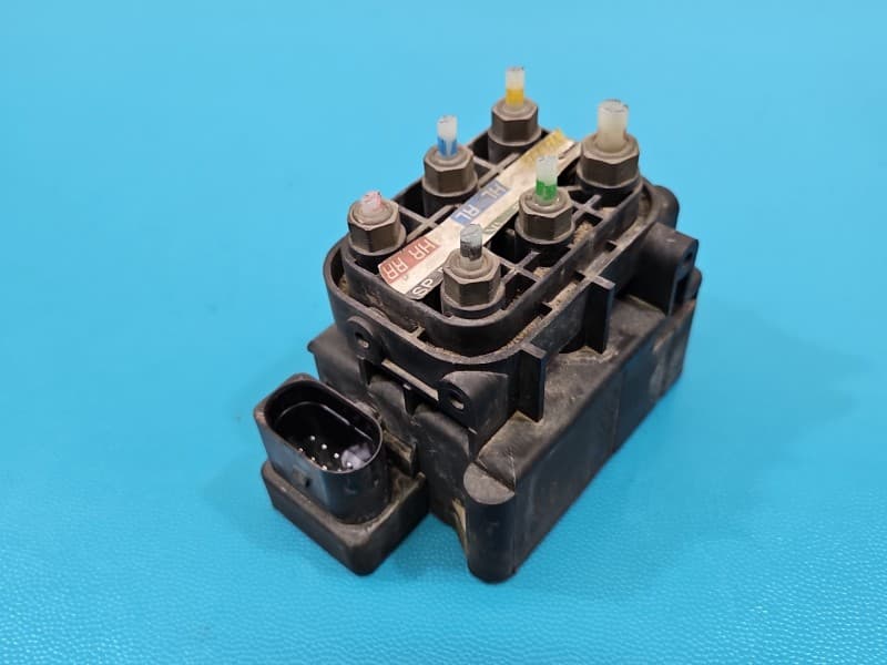 Rozdzielacz Zawieszenia 10PIN Mercedes ML W164 4,0 CDI A2513200058