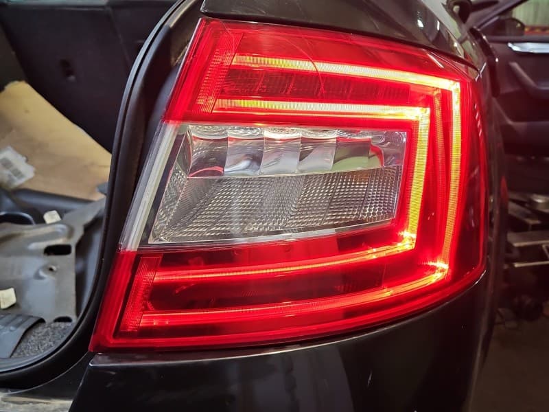 Lampa tył prawa błotnika Skoda Octavia III HB EUROPA 5E5945112A