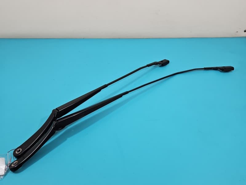 Ramie wycieraczki przód komplet lewe prawe Ford Fiesta Mk8 H1BB17526BB H1BB17526AA