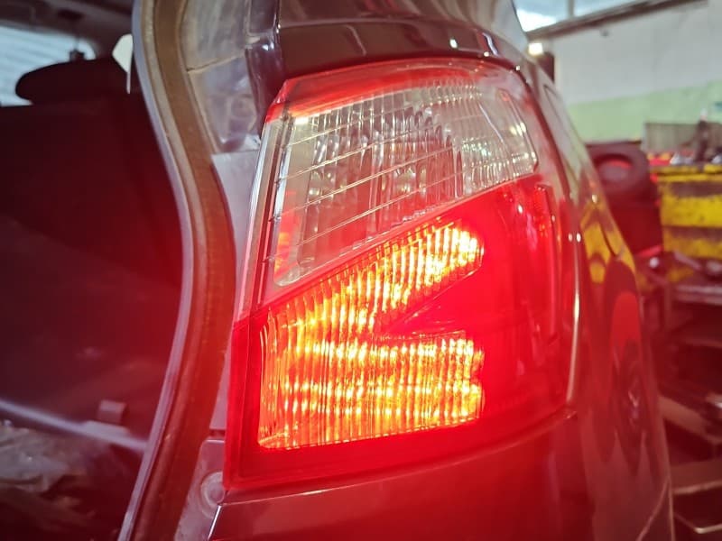 Lampa tył prawa błotnika Nissan Qashqai I J10 06-13 HB EUROPA