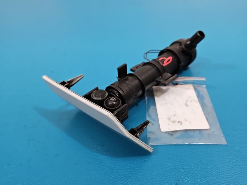 Spryskiwacz reflektora prawy Skoda Octavia III 5E0955966 5E0955110