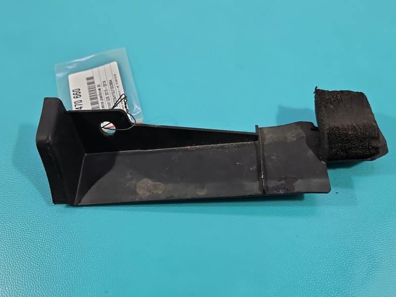 Osłona ZAŚLEPKA PLASTIK osłona zawiasu maski prawa Infiniti Q30 638E85DA0A