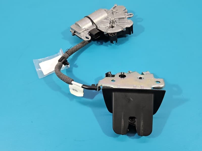 Zamek klapy tył Audi A4 B9 kombi Z dociągiem 5+ 4pin 4M0827506B 3V5827887A