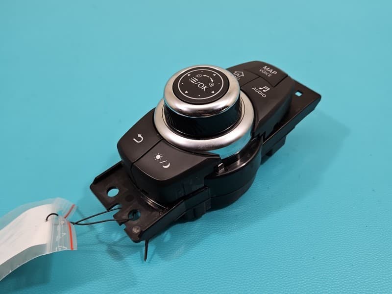 Przełącznik radia nawigacji panel Infiniti Q30 5DA1A-21E0652