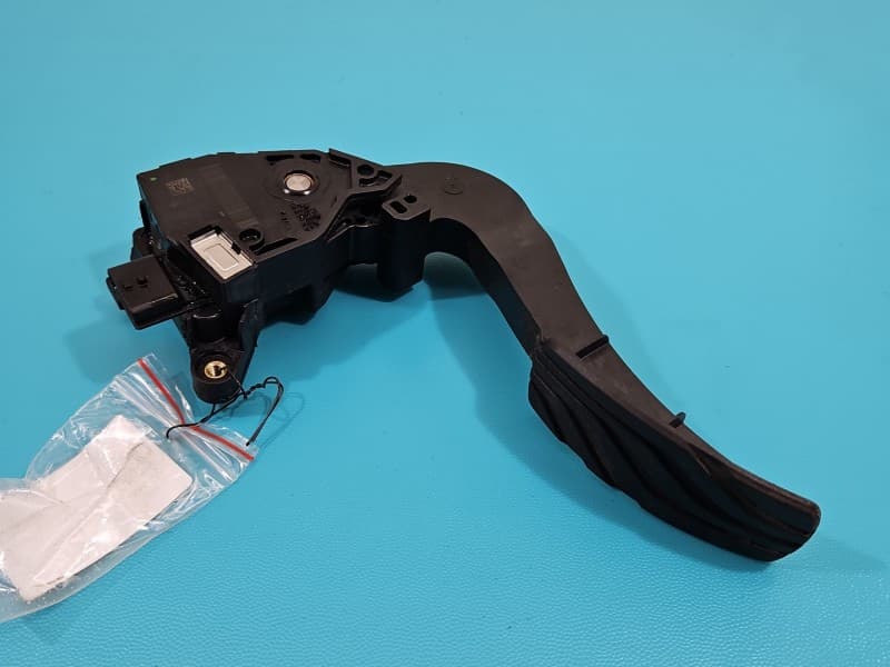 Pedał gazu potencjometr Renault Megane IV 1,5 dci K9KU873 180023067R