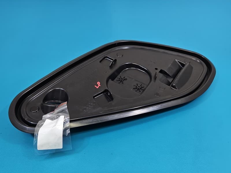Osłona ZAŚLEPKA PLASTIK Zaślepka drzwi przód lewych Audi A5 F5 8W6837915