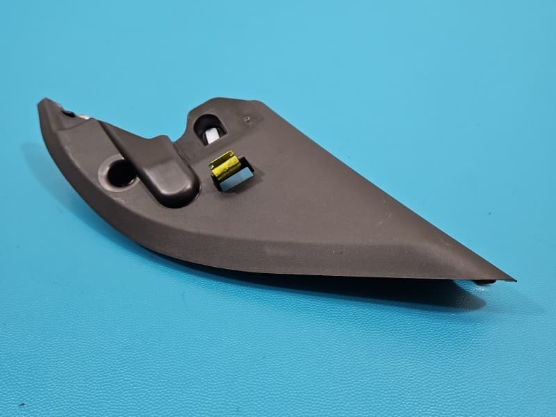 Osłona ZAŚLEPKA PLASTIK Trójkąt drzwi LP Skoda Octavia IV 5E3837973