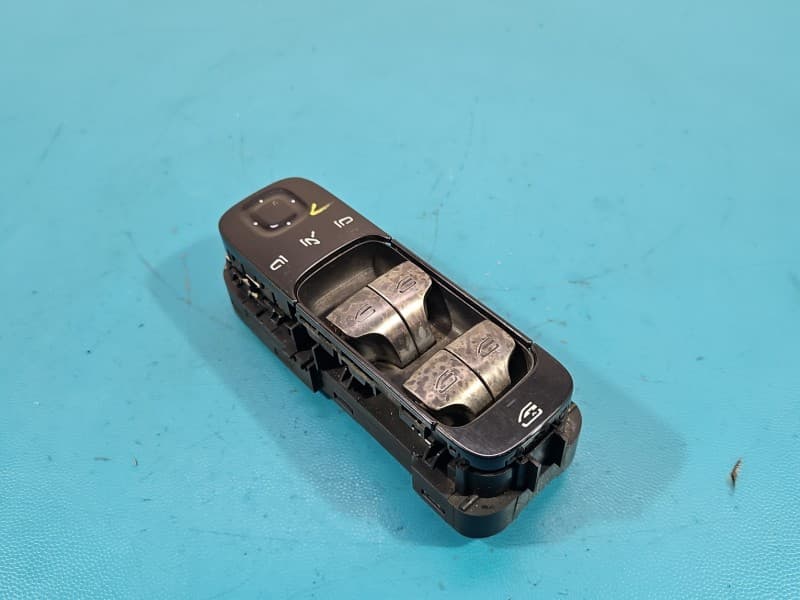 Przełącznik szyb Mercedes W206 Przebarwione przełączniki,3pin EU A2069008815