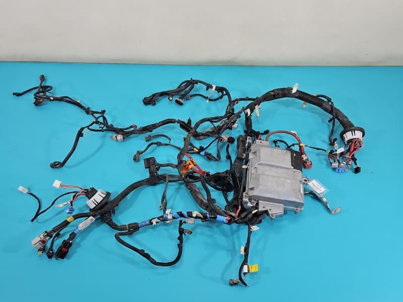Sterownik moduł uszkodzona jedna wtyczka na wiązce STEROWNIK POMPY ZAWIESZENIA Tesla Model 3 17- P1567964-04-C