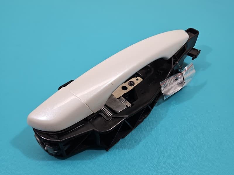 Klamka tył prawa zewnętrzna Peugeot 3008 II 16-23 9802977160 biały KWED