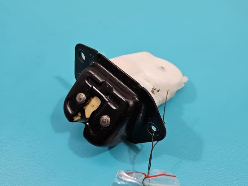 Zamek klapy tył Nissan Juke I F15 10-19 HB 4PIN
