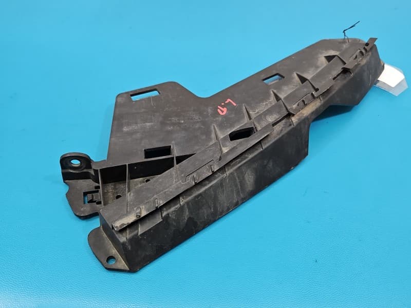 Mocowanie uchwyt Reflektora lewego VOLVO V70 III 30796387