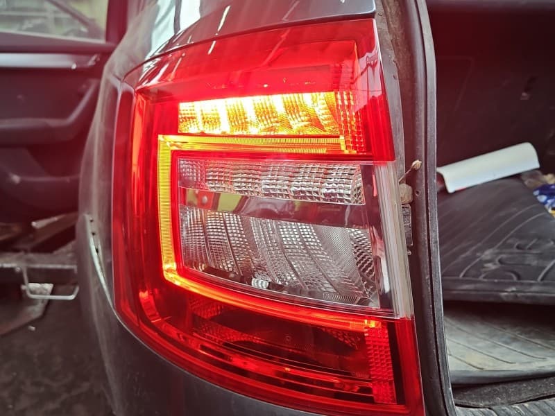 Lampa tył lewa błotnika Skoda Octavia III kombi EUROPA 5E9945095A