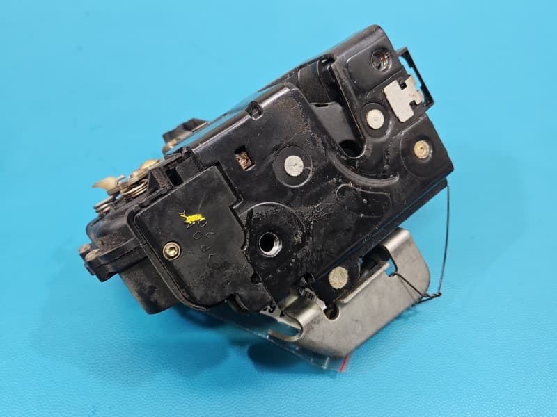 Zamek przód lewy Audi A4 B6 EUROPA 9 pin 4B1837015B