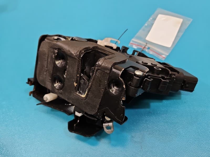 Zamek przód lewy VOLVO V70 III EUROPA 6 pin