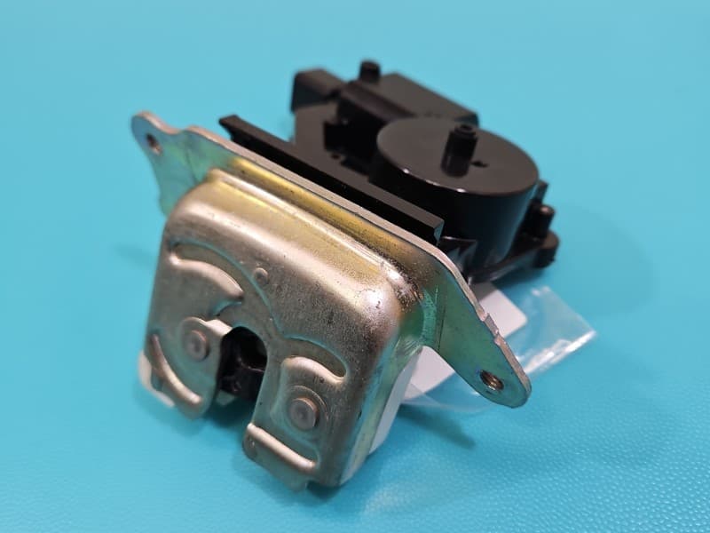 Zamek klapy tył Suzuki Swift Mk8 HB 4 PIN