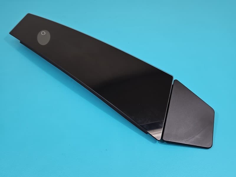listwa nadwozia Tesla Model 3 17- 1100437-00-E 1092978-00-C z lewego słupka, wraz z kamerą
