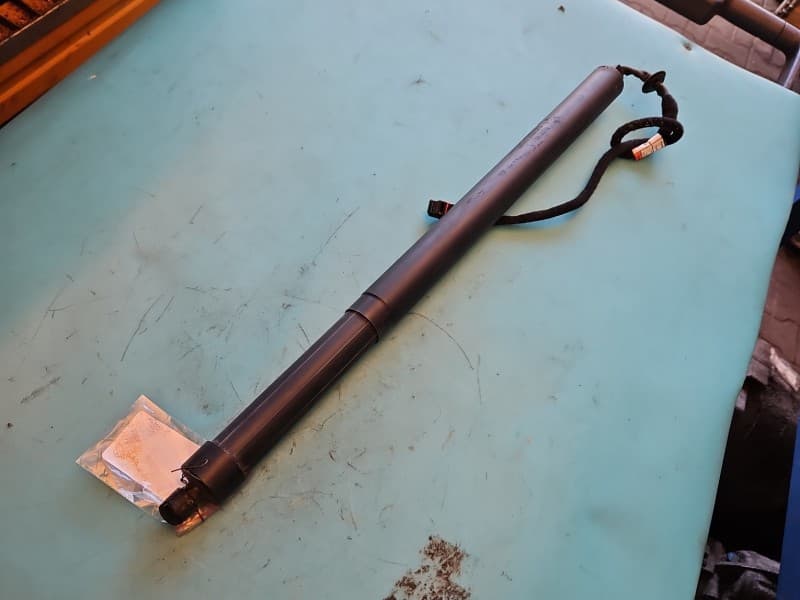 Siłownik klapy lewy teleskop Land rover Discovery Sport 14- L550 FK72-70355-AH
