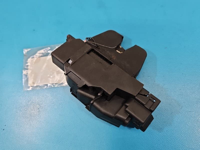 Zamek klapy tył Peugeot 308 II T9 HB 3 PIN 9804762080